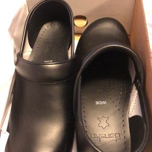 Dansko 38 Wide Professional